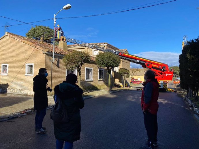 Bomberos de la DPH retiran un árbol caído sobre una vivienda en San Jorge (Almudévar).