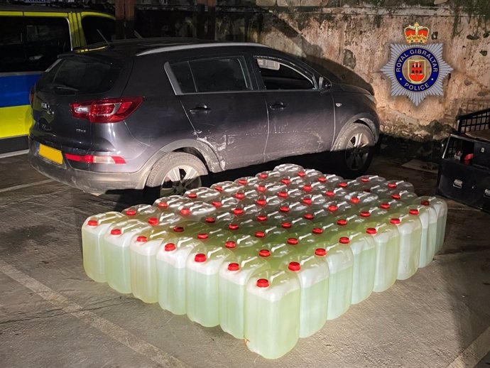Cuatro detenidos en Gibraltar por tráfico de drogas y poseer 58 contenedores con 1.276 litros de combustible.