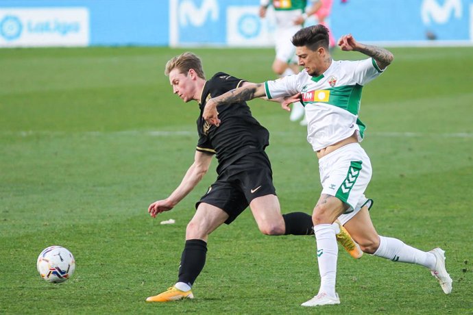Frenkie de Jong of FC Barcelona and Emiliano Rigoni of Elche CF fight for the ball during La Liga football match played between Elche CF and FC Barcelona at Martinez Valero stadium on January 24, 2021 in Elche, Alicante, Spain.