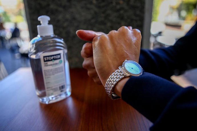 Una persona se desinfecta las manos con gel hidroalcohólico, en Madrid, (España)