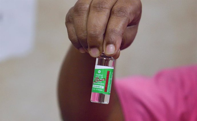 16 January 2021, India, Kolkata: A nurse holds a vial of the Oxford/AstraZeneca COVID-19 vaccine during a vaccination campaign at the M.R. Bangur Hospital. Photo: Sumit Sanyal/SOPA Images via ZUMA Wire/dpa
