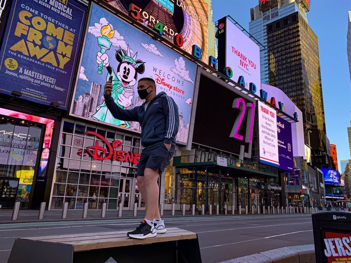 13 May 2020, US, New York: A man wearing a face mask takes a selfie at the deserted Times Square amid the spread of the coronavirus Covid-19. Photo: Niyi Fote/TheNEWS2 via ZUMA Wire/dpa