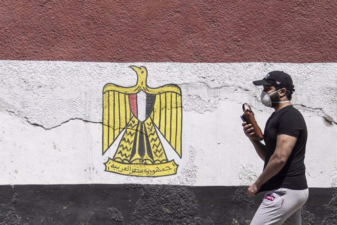 Un hombre con mascarilla en la capital de Egipto, El Cairo, durante la pandemia de coronavirus
