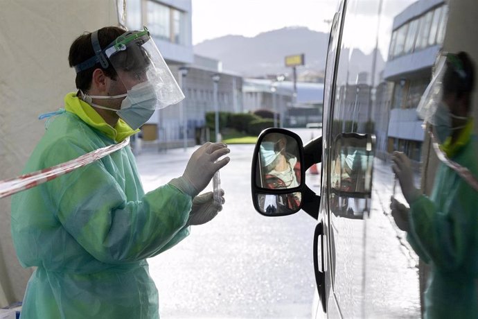 Una persona recoge su test de saliva desde el coche en la Avenida de Arsenio Iglesias en Arteixo, A Coruña, Galicia (España), a 24 de enero de 2021. El Servizo Galego de Saúde (Sergas) ha citado mediante un mensaje a los teléfonos a la población de entr