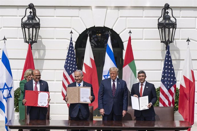 La firma de los acuerdos para normalizar las relaciones diplomáticas entre algunos países árabes con Israel.
