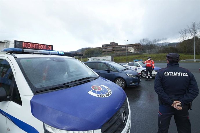 Agentes de la Ertzaintza realizan un control en Iurreta (Bizkaia).