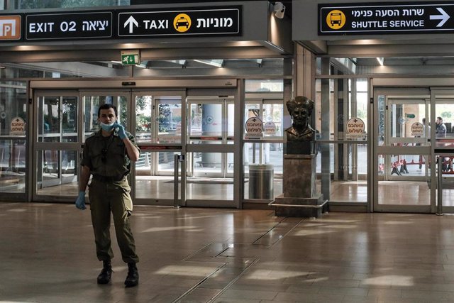Un militar de las Fuerzas Armadas de Israel custodia una de las entradas del Aeropuerto Internacional Ben Gurion, en Tel Aviv.