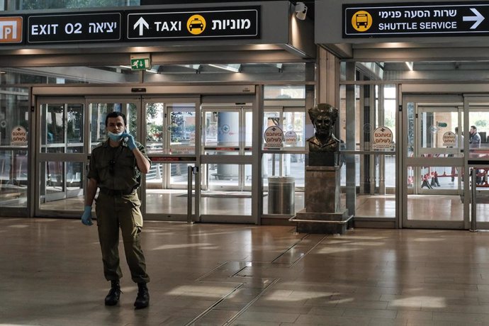 01 April 2020, Israel, Tel Aviv: A soldier of the Israeli Defense Forces stand guard at Ben Gurion International Airport amid the Coronavirus (Covid-19)outbreak. Photo: Nir Alon/ZUMA Wire/dpa