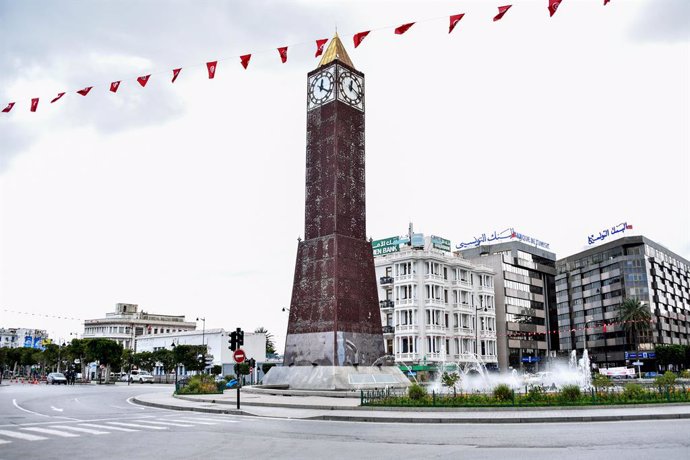 14 January 2021, Tunisia, Tunis: A general view of Tunis' famous avenue Habib Bourguiba with the Clock Tower appear deserted during the lockdown which is imposed by the government to curb the spread of the coronavirus (Covid-19) pandemic as the country 