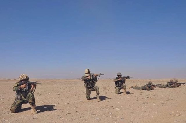 Militares afganos desplegados en un ejercicio de tiro
