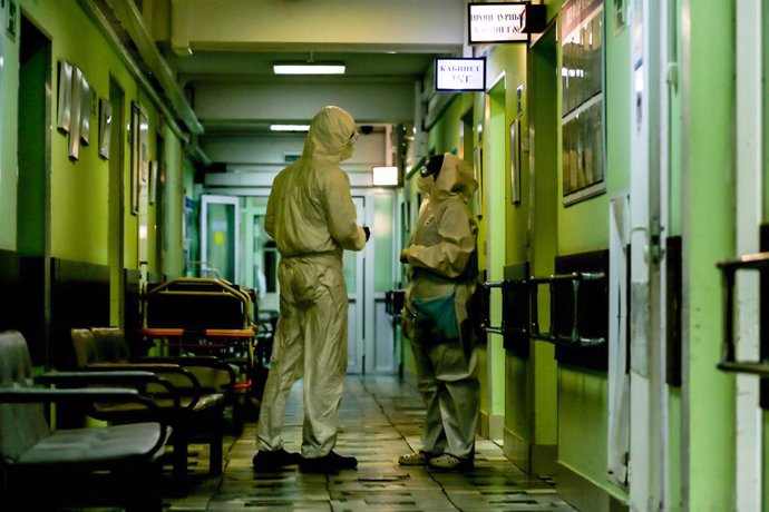 Trabajadores sanitarios con trajes de protección en un hospital de Moscú