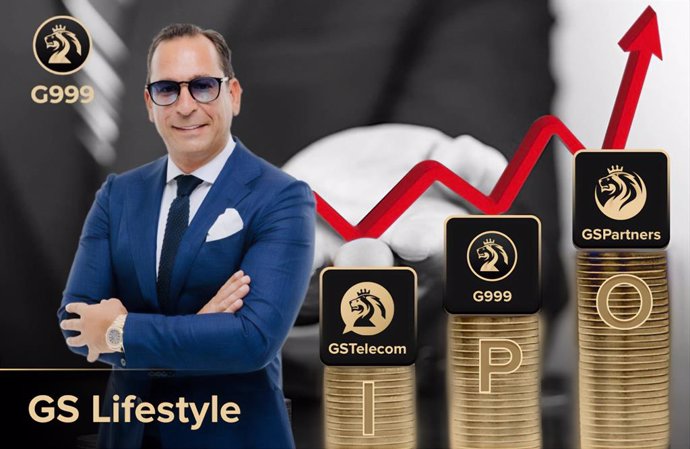 Josip Heit, director general de Gold Standard Group, presenta la primera tarjeta de crédito de oro macizo del mundo (GS lifestyle card) hecha de oro puro el 1 de febrero de 2021