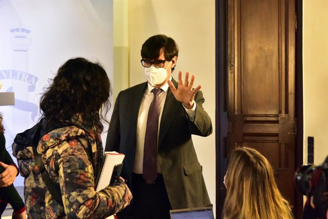 El ministre de Sanitat, Salvador Illa, conversa amb diversos periodistes en finalitzar una compareixença convocada davant els mitjans per fer seguiment de la pandèmia per Covid-19, a Barcelona, Catalunya.