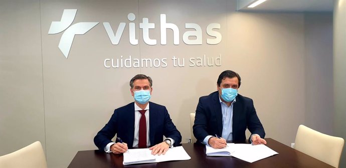 El presidente de Philips Ibérica, Juan Sanabria, y  el director general del Grupo Vithas, el doctor Pedro Rico. (de izquierda a derecha)