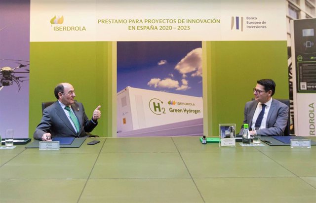 El presidente de Iberdrola, Ignacio Galán, con el vicepresidente del BEI, Ricardo Mourinho, durante el acto de firma de acuerdo de financiación por 100 millones para impulsar estrategia de I+D+i