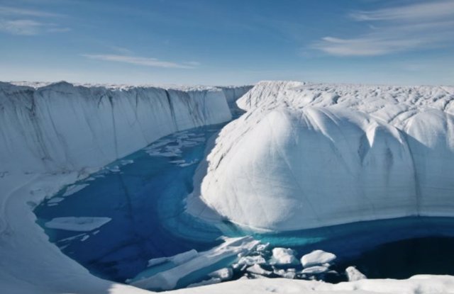 Un arroyo atraviesa la capa de hielo de Groenlandia.
