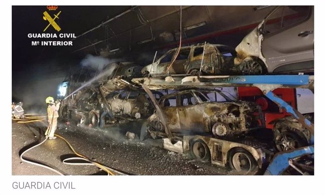 Incendio de un camión en la A-52, que obligó a cortar el tráfico en el túnel de A Cañiza (Pontevedra)