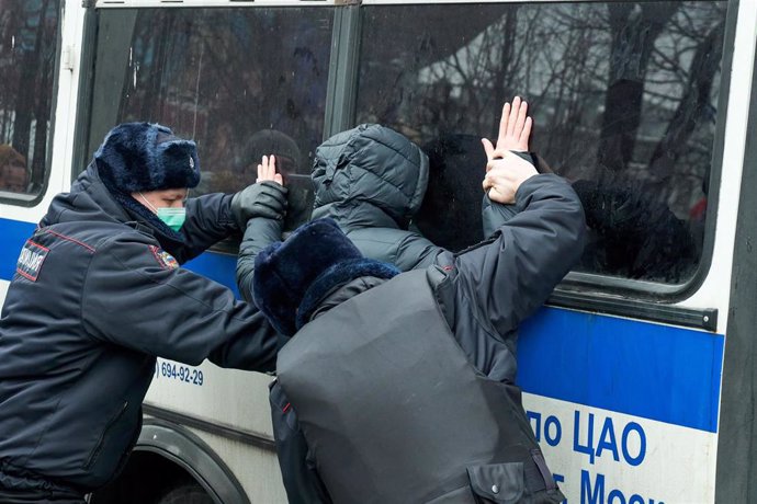 Detención durante la protesta de apoyo a Alexei Navalni en Moscú