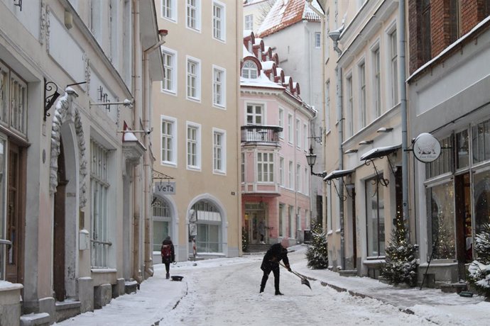 Calle nevada en Tallín