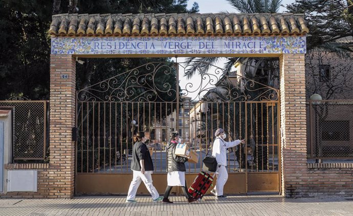 L'equip sanitari de la residncia porta les dosis de la vacuna durant el primer dia de vacunació contra la Covid-19 a Espanya, en la residncia de majors Verge del Miracle de Rafelbunyol, a Valncia