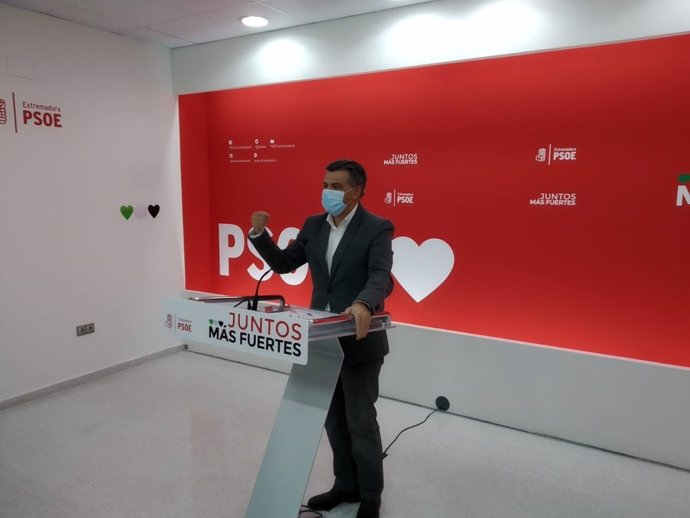 El portavoz del PSOE extremeño, Juan Antonio González, en rueda de prensa en Mérida