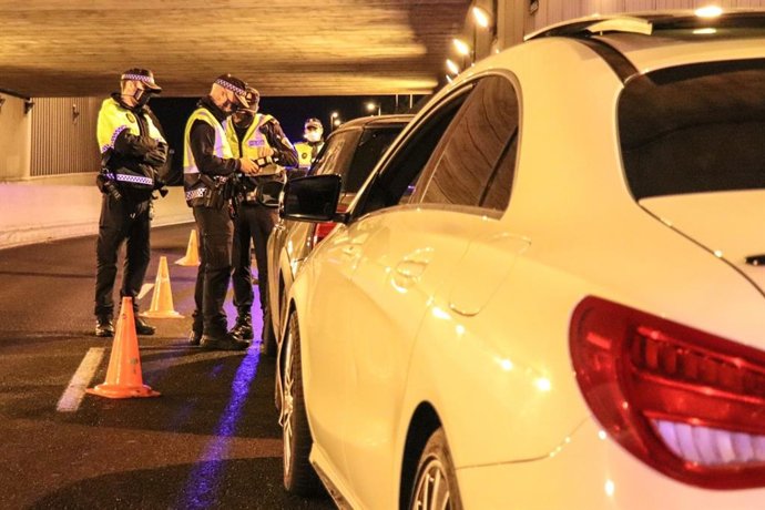 La Policía Local cierra el operativo del fin de semana con récord de sanciones imponiendo 177 denuncias por incumplir el estado de alarma y disuelve seis botellones y trece fiestas en viviendas en Alicante