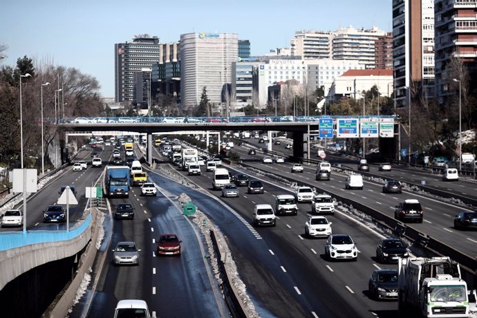 Carretera M-30 a su paso por Ventas, en Madrid (España), a 18 de enero de 2021. Madrid lleva desde ayer en escenario 1 de su protocolo anticontaminación y continuará así mínimo hasta mañana martes incluido. Durante este escenario se limita la velocidad 