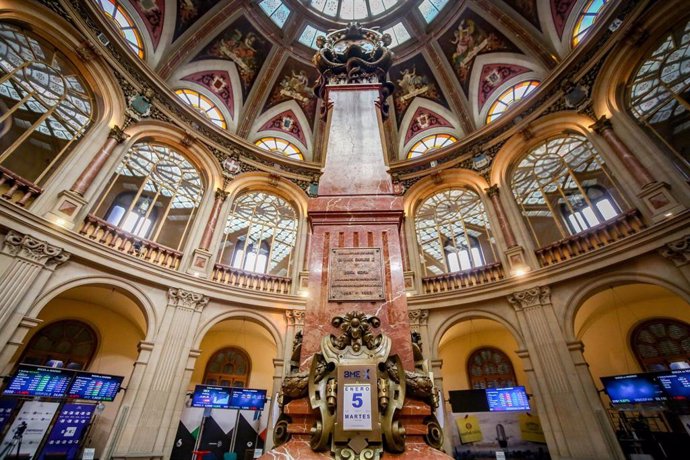 El interior de la Bolsa de Madrid (España)