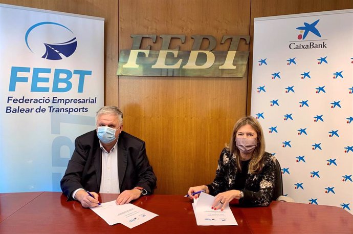 El presidente de la Federación Empresarial Balear de Transportes (FEBT), Rafael Roig, y la presidenta territorial de CaixaBank en Baleares, María Cruz Rivera, tras firmar la renovación de su convenio de colaboración.