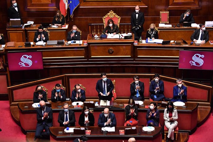 19 January 2021, Italy, Rome: Italian Prime Minister Giuseppe Conte (C)delivers a speech at the Senate, ahead of a vote of confidence following a breakdown of government alliances after the Italia Viva party of former prime minister Matteo Renzi decide