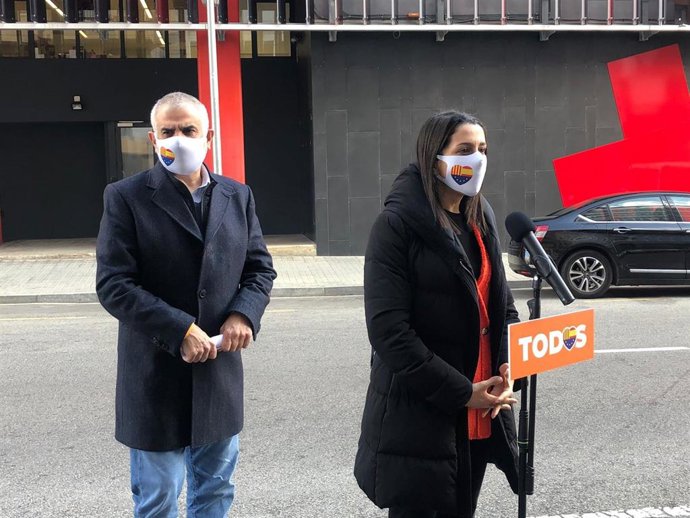 La presidenta de Ciudadanos, Inés Arrimadas, junto al candidato de Cs a la Presidencia de la Generalitat, Carlos Carizosa, en Barcelona.