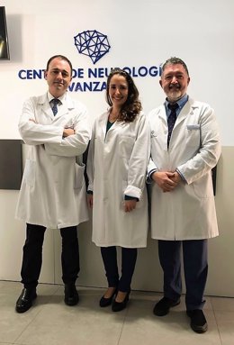 De izquierda a derecha los neurocirujanos Andrés Muñoz, Ángeles Cañizares y Javier Márkez.