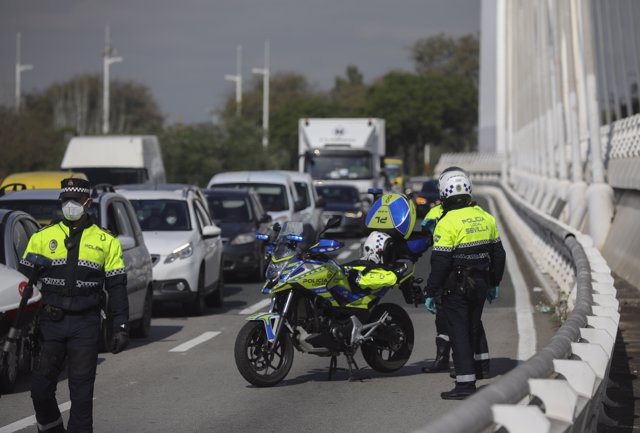 Agentes de la Policía Municipal de Sevilla efectúan controles de tráfico y circulación urbanos en las inmediaciones del Puente del Alamillo el día 39 del estado de alarma decretado a consecuencia del coronavirus, en Sevilla, a 22 de abril de 2020.