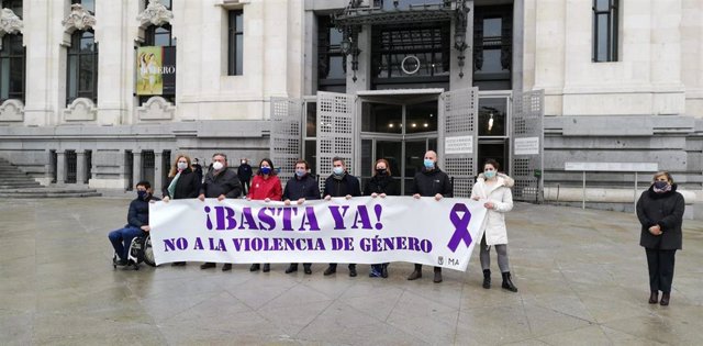 Minuto de silencio en Cibeles por el asesinato el pasado día 17 de enero, presuntamente por violencia de género, de una vecina del distrito de Puente de Vallecas.