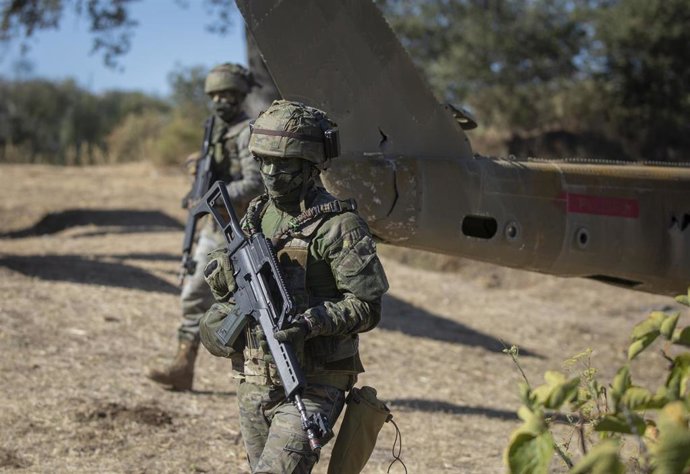 Militares españoles con el actual fusil de asalto del Ejército, el G36