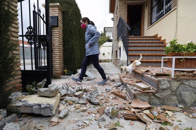 Destrozos causados en una vivienda tras el terremoto de 4.4 grados con epicentro en Santa Fe, que ha dejado daños materiales en la localidad de Atarfe. 