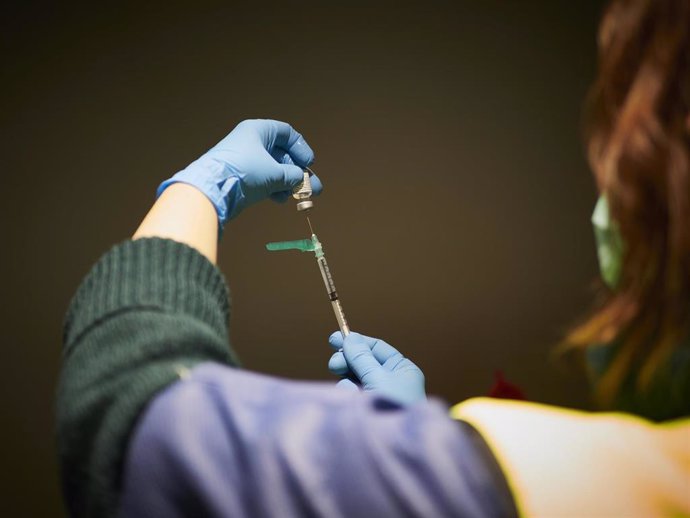 Una trabajadora sanitaria, con material necesario para administrar la vacuna contra la COVID-19, en Pamplona, Navarra (España), a 29 de diciembre de 2020. Navarra ha comenzado este martes a vacunar frente al Covid-19 a los profesionales sociosanitarios 