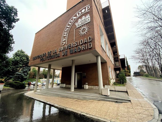 Fachada exterior del edificio de la Universidad Politécnica de Madrid (UPM)