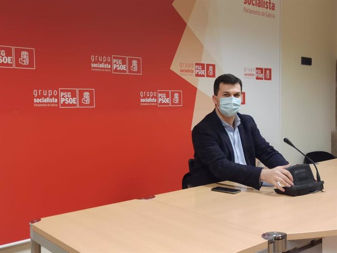 El secretario xeral del PSdeG, Gonzalo Caballero, en una rueda de prensa en el Parlamento de Galicia