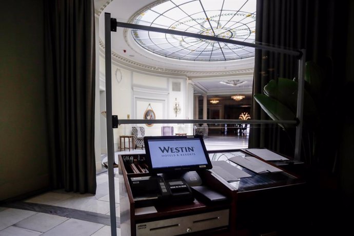 Recepción con mampara en el Hotel The Westin Palace Madrid  
