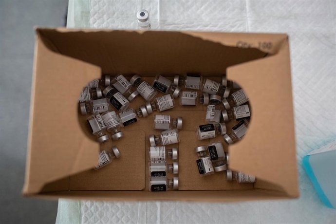 Dosis de la vacuna de Pfizer-BioNtech contra el COVID-19 en una caja, en el Hospital de la Santa Creu i Sant Pau de Barcelona. Foto de archivo.