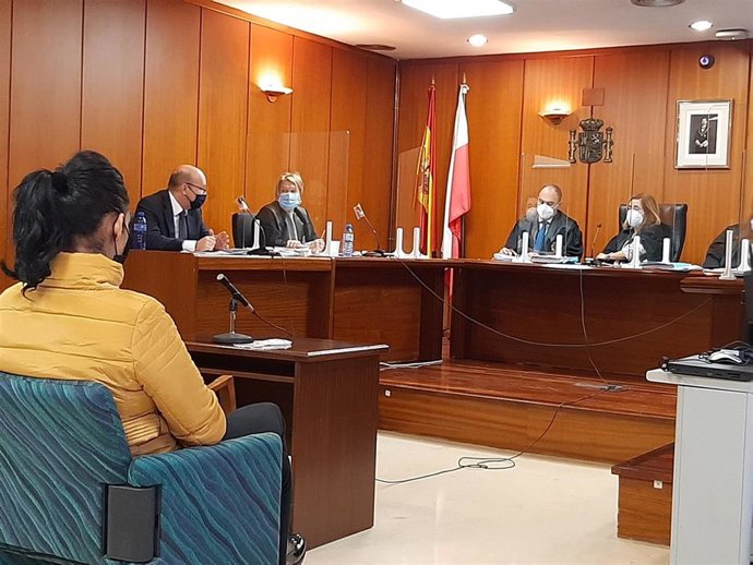 Trabajadora de un club de alterne de Cantabria acusada de estafar casi un millón de euros a un cliente, en el juicio contra ella