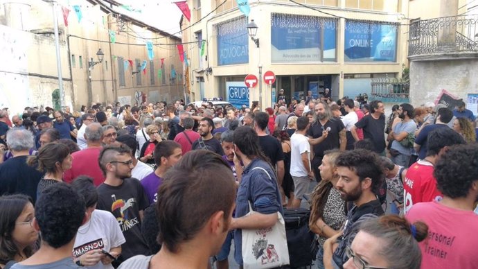 Unas 300 personas se manifiestan en El Masnou contra atques racistas a menores migrados