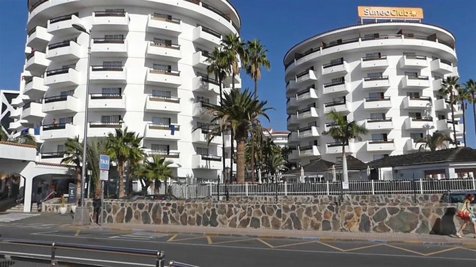 Fachada y balcones del hotel Waikiki donde han acogido a decenas de migrantes