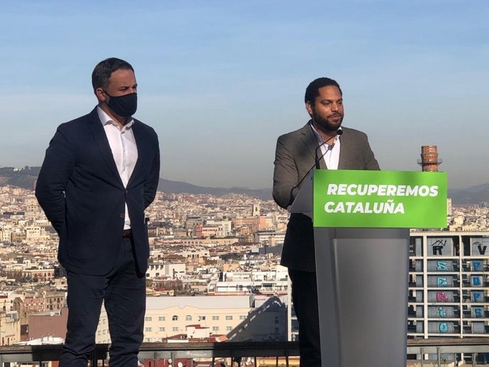 El presidente de Vox, Santiago Abascal, junto a su candidato al 14-F, Ignacio Garriga
