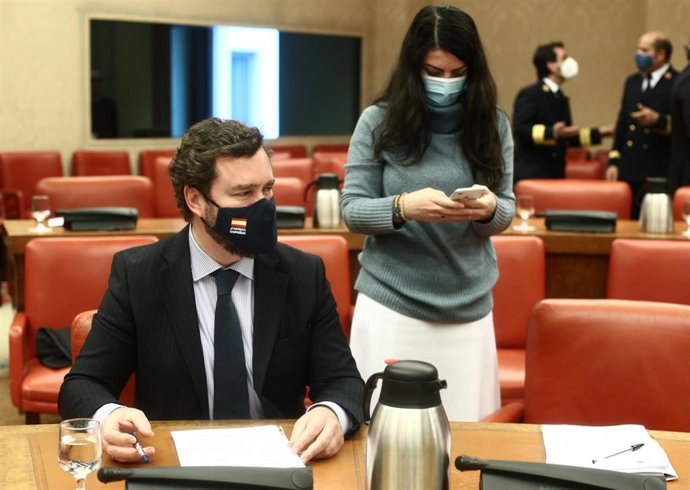 El portavoz de Vox en el Congreso, Iván Espinosa de los Monteros y la portavoz adjunta de Vox, Macarena Olona durante la Diputación Permanente