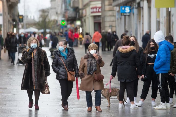 Gente paseando por la Rua de Conde Pallares en Lugo, tras el levantamiento del cierre perimetral de la ciudad, en Lugo, Galicia (España), a 30 de diciembre de 2020. 