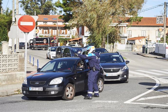 Agentes de la Policía Municipal en un control en la rotonda de Corbán, que regula la entrada y salida de Santander. Archivo