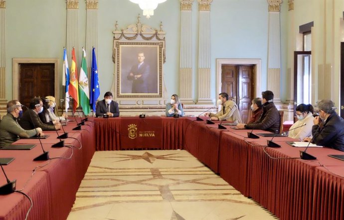 El alcalde de Huelva, Gabriel Cruz, se reúne con representantes de agencias de viaje. 