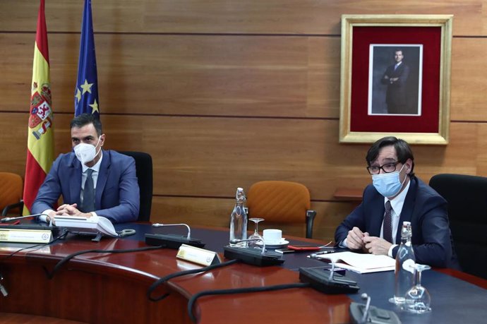 El presidente del Gobierno, Pedro Sánchez (i) y el ministro de Sanidad, Salvador Illa (d) durante la reunión del Comité de Seguimiento del Coronavirus, en el Complejo de la Moncloa, en Madrid (España), a 11 de enero de 2021.